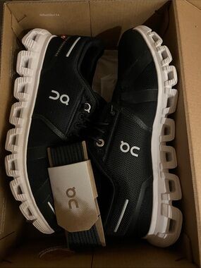 On Running Black Athletic women’s Shoes with White Sole used like new